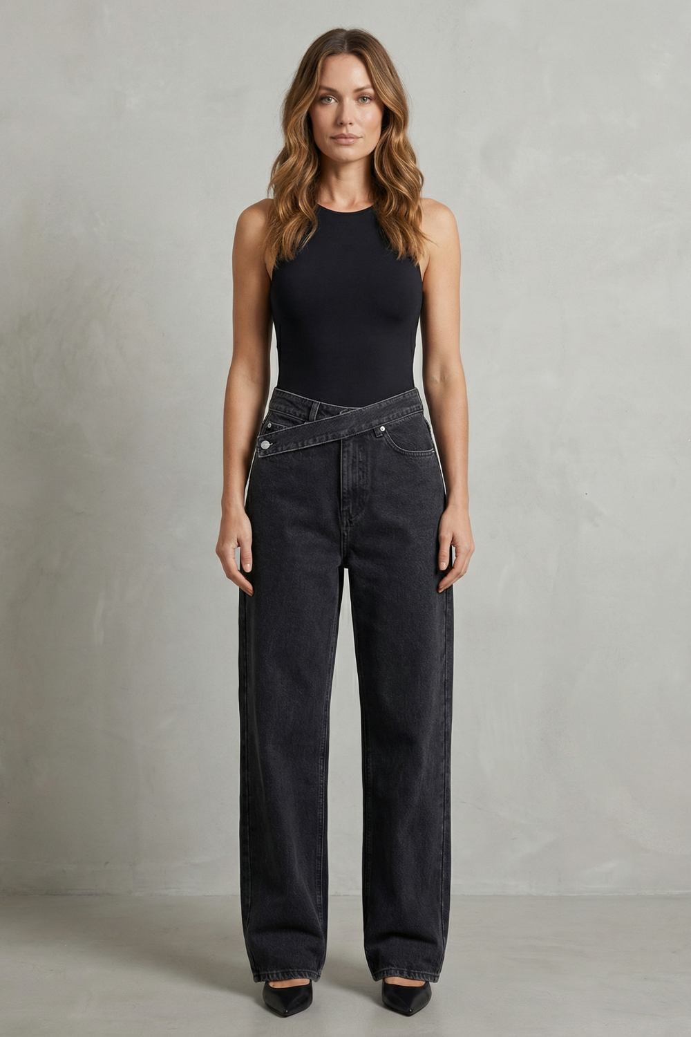 Asymmetrical Closure Straight-leg Jeans