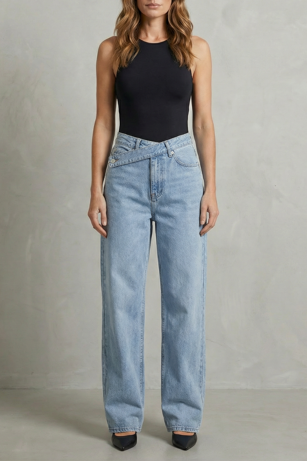 Asymmetrical Closure Straight-leg Jeans