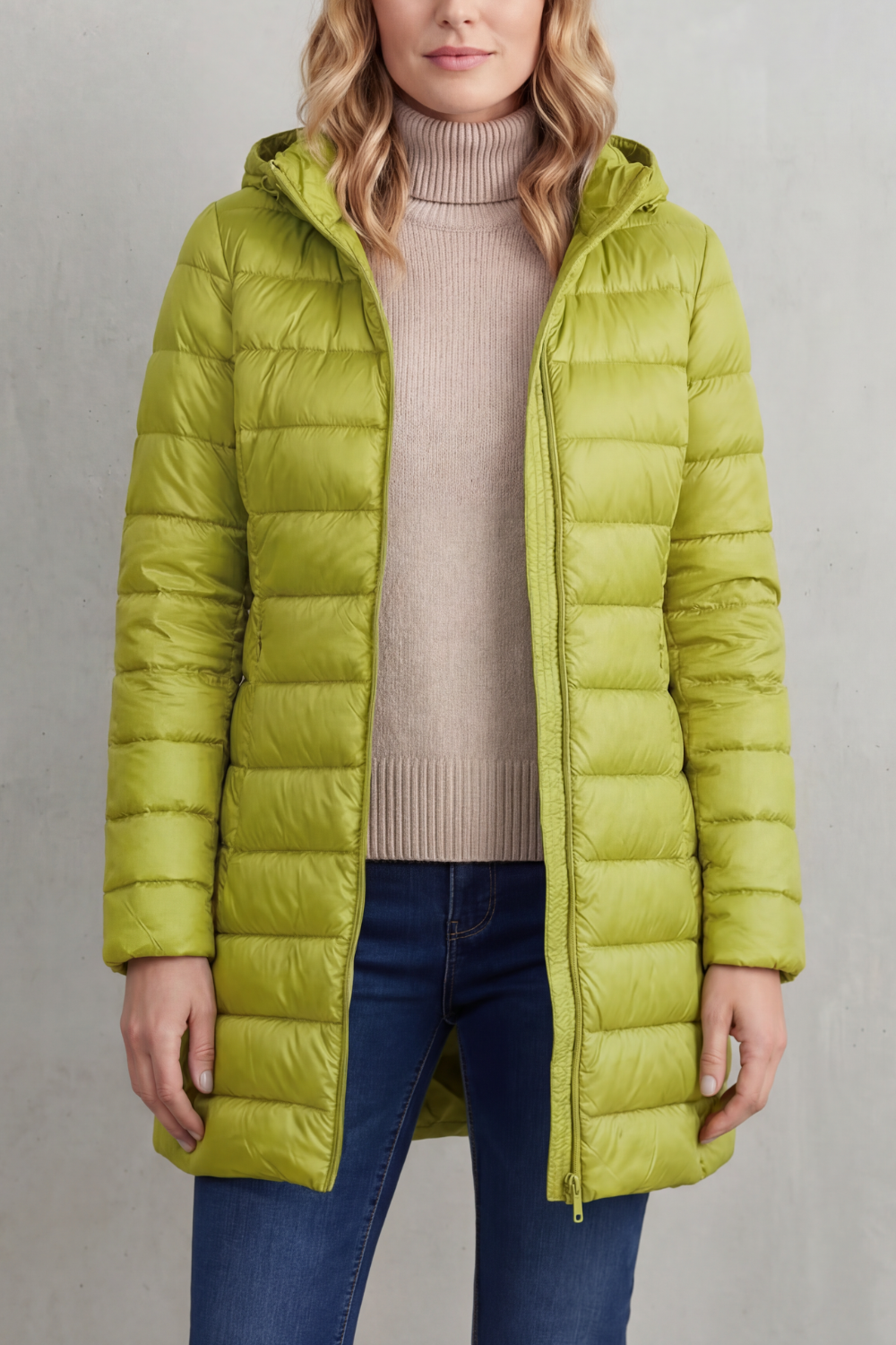 Featherlight warmth | Hooded down jacket